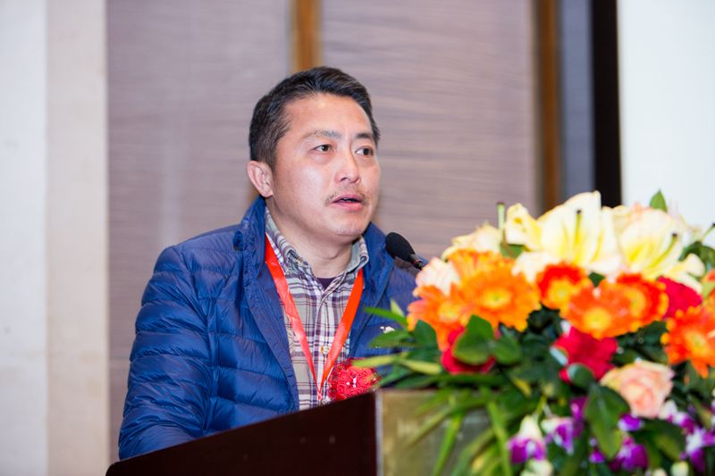 船山学院院长伍衡山老师主持选举议程