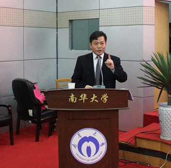 图为6686在线党委书记龙志坚老师在大会上发表重要讲话。